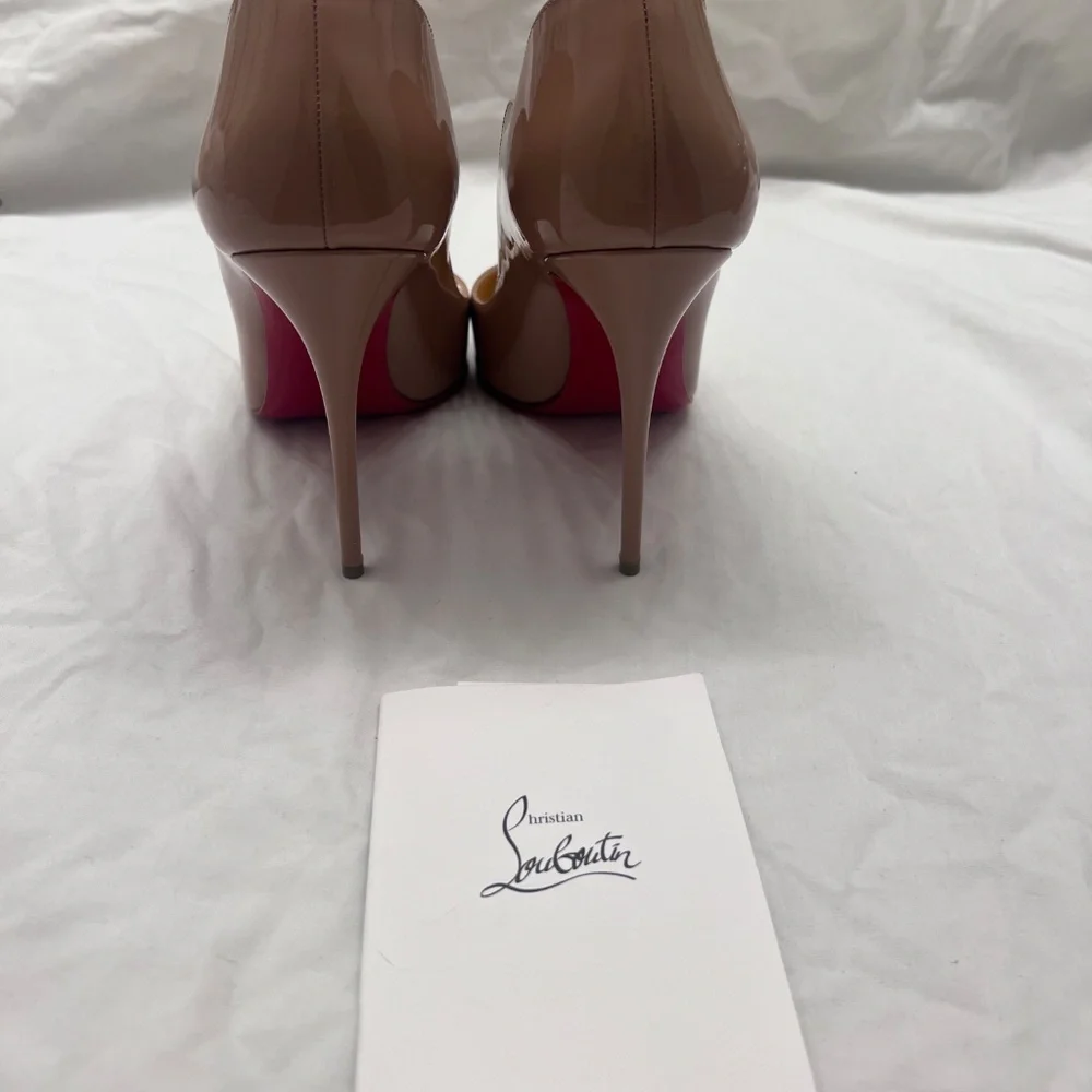 CHRISTIAN LOUBOUTIN — HOT CHICK - 100 MM PUMPS - PATENT CALF LEATHER - BLUSH - Picture 5 of 10